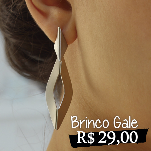 Brinco Gale Prata - Brinco de metal prata fosco, em formato geométrico.