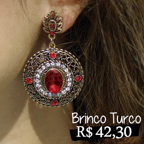 Brinco Turco - Brinco dourado com detalhes de strass incolor e pedra multifacetada vermelha e desenho em alto relevo.
