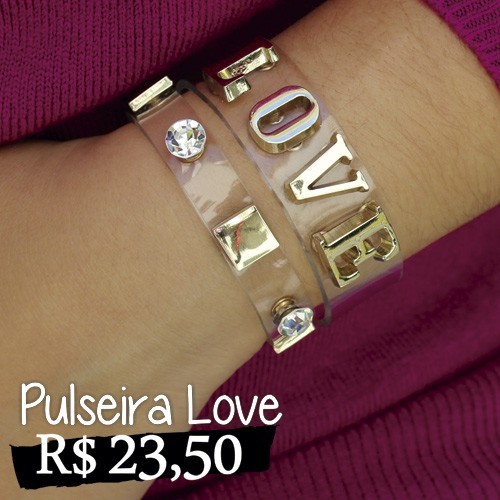 Pulseira Love - Pulseira transparente com detalhe escrito Love com banho dourado. Fechamento em botão de pressão, com duas opções de ajuste de comprimento. Faça suas combinações autênticas e variadas. Preço unitário.