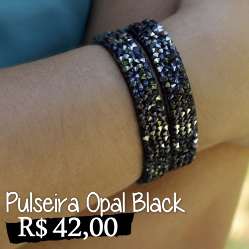 Pulseira Opal Black - Pulseira de couro com detalhes de strass preto e grafite. Fechamento com ímã. Moderna e despojada, valoriza as combinações. Preço unitário. Na foto foram utilizadas duas pulseiras.